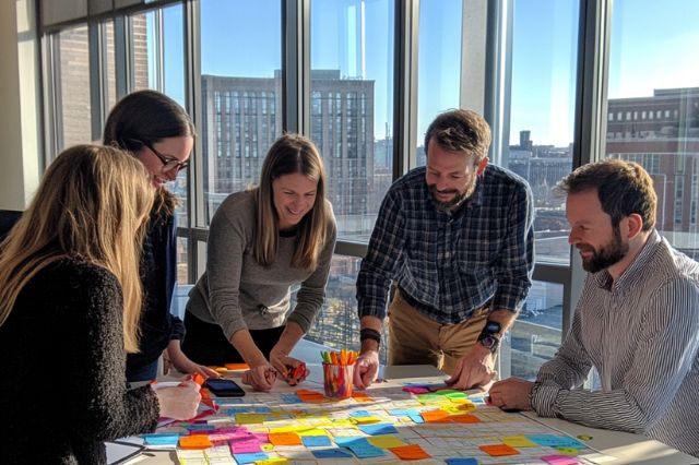Team um einen Tisch mit Postits