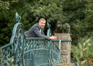 Peter auf einer Brücke