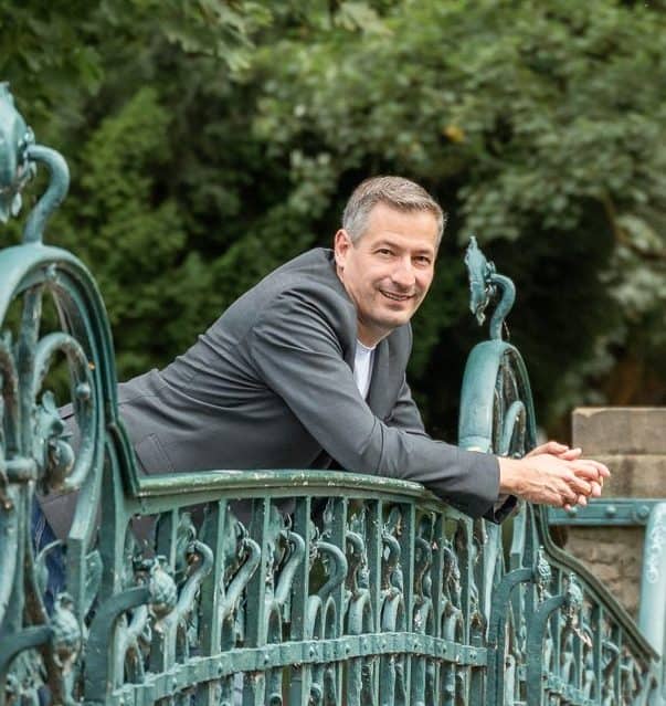 Peter auf einer Brücke